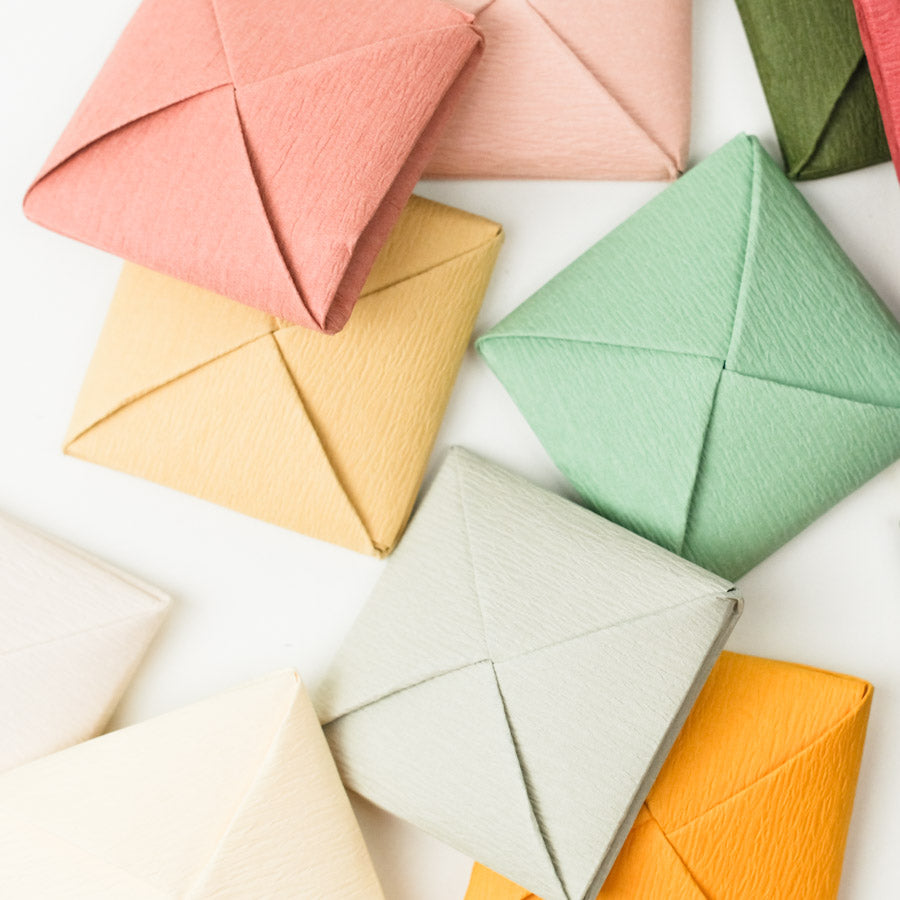 Elegant and eco-friendly packaging of the Alohwa Flower Tea Set.