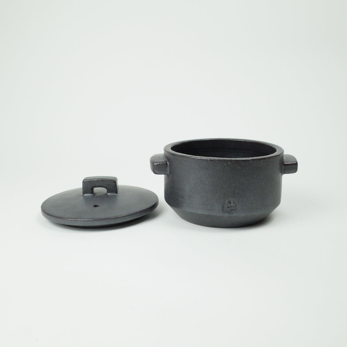 Detailed view of the MIM Seoiteul pot's lid, emphasizing its snug fit and craftsmanship.