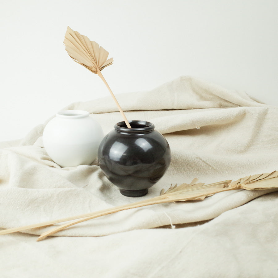 Black Moon Jar - HeukJa Dal HangAri(흑자 달항아리)