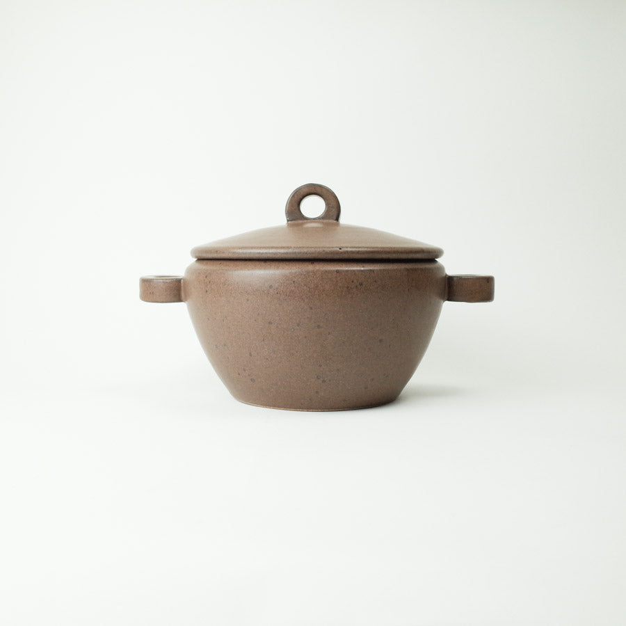 Loharu210 ceramic pot for stovetop cooking, designed with heat-resistant materials.