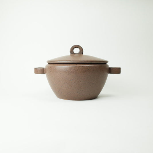 Loharu210 ceramic pot for stovetop cooking, designed with heat-resistant materials.