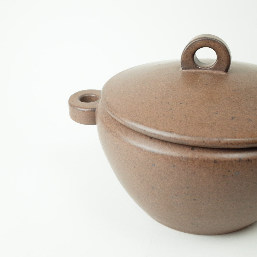 Close-up of the heat-resistant lid on the Loharu210 ceramic cooking pot.