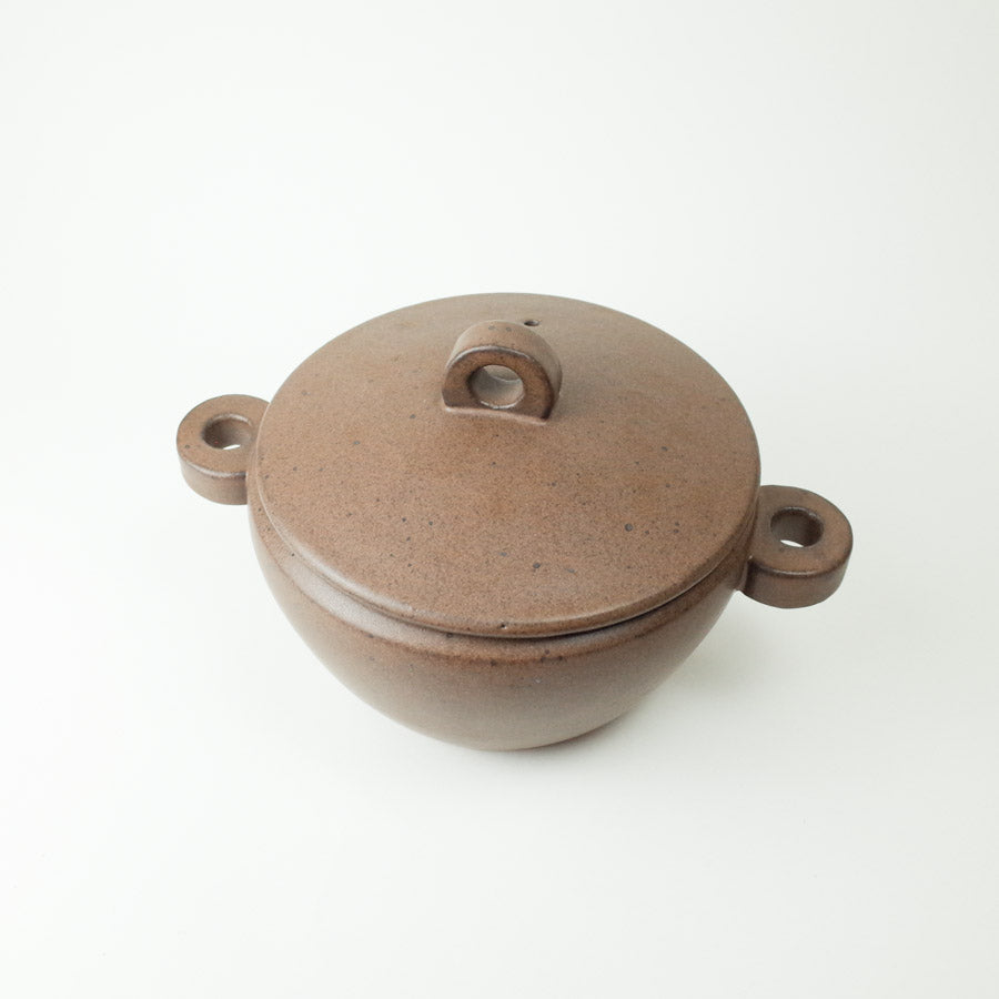 Loharu210 ceramic pot for stovetop cooking, designed with heat-resistant materials.