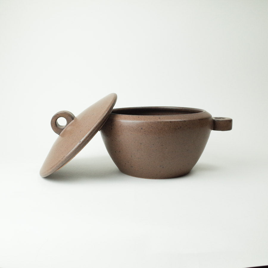 Close-up of the heat-resistant lid on the Loharu210 ceramic cooking pot.